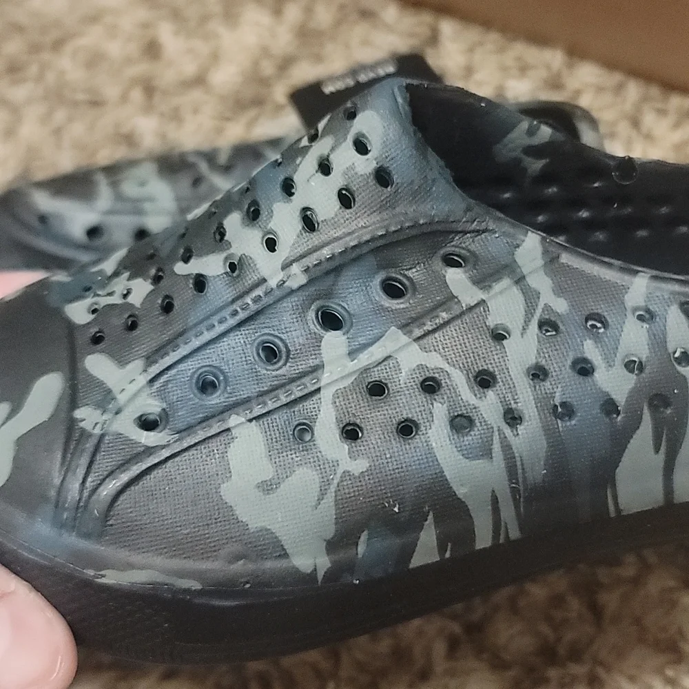 REVO TODDLER CAMO WATER SHOES/SNEAKERS: GREEN/BLACK CAMO: NWT: SZ 7/8